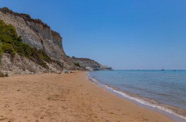 Sicilya, İtalya: İtalya 'nın Sicilya kentindeki Scala dei Turchi plajında (Türklerin Merdivenleri) bazı insanlar