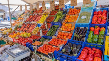 Padua, İtalya: Padua 'da renkli bir pazar tezgahı taze baklagiller ve sebzelerle dolup taşıyor
