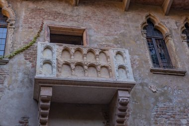 Verona, İtalya: Juliet Capulet Hanesi (Giulietta Capuleti) balkonuyla ünlü William Shakespeare aşk trajedisi Romeo ve Juliet
