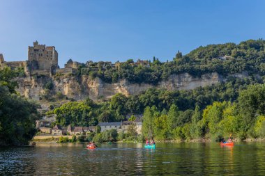 Beynac-et-Cazenac, France: The Beynac castle from the river Dordogne. Beynac et Cazenac, Nouvelle Aquitaine, France