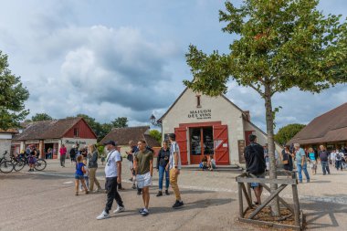 Chambord, Fransa: Şato de Chambord bahçelerinde Maison des Vins yakınlarında gezinen ziyaretçiler