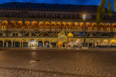 Padua, İtalya: Aydınlatılmış Palazzo della Ragione geceleri parlıyor