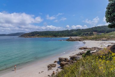 Galiçya, İspanya: Galiçya 'da A Coruna yakınlarındaki insanların bulunduğu manzaralı bir plaj; İspanya