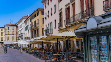 Padua, İtalya: İtalya 'nın Padua kentinde tarihi binalar, süslü cepheleri ve kemerli pencereleri bulunan Padua sokakları