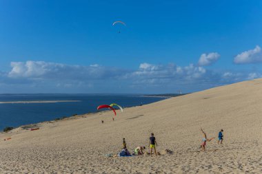 Pilat Kum tepesi, Fransa: Avrupa 'nın en uzun kum tepesi olan Pilat Kumulundaki İnsanlar. La Teste-de-Buch, Arcachon Körfezi, Aquitaine, Fransa