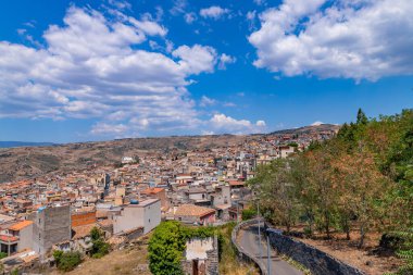 Bronte, geleneksel Sicilya kasabası Etna Dağı yamaçlarına kurulmuş.