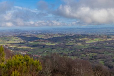 Camino de Invierno (Kış Yolu), Galiçya, İspanya boyunca yükselen görüş açısı manzarası.