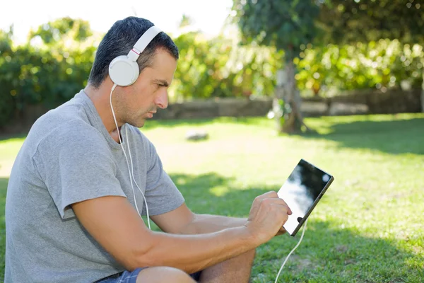 Man relaxing with tablet pc — Stock Photo, Image