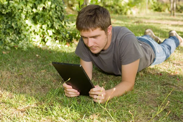 Man met tablet — Stockfoto