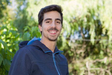 mutlu genç casual adam