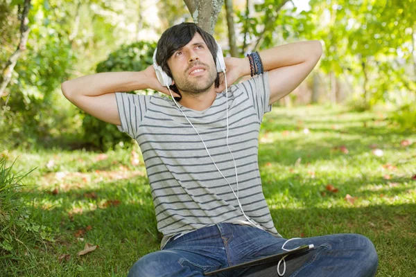 Homme relaxant avec comprimé pc — Photo