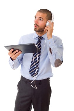 tablet pc ve kulaklık ile işadamı