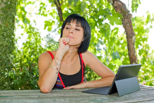 Donna con compressa — Foto Stock