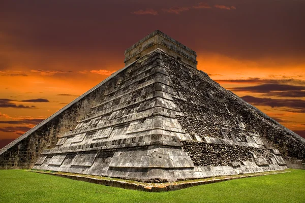 Pyramida, Kukulcan chrámu v Chichen Itza — Stock fotografie