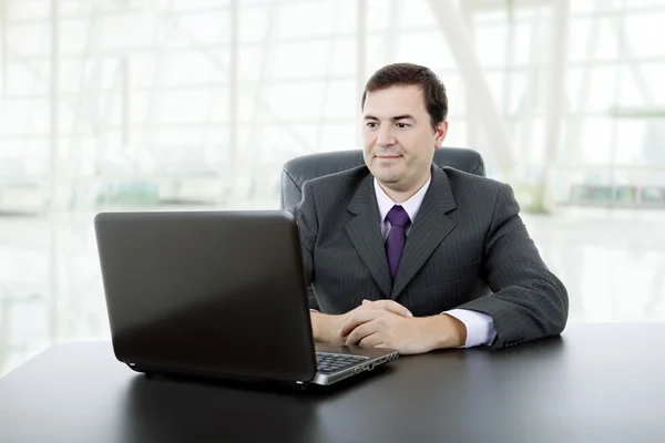 Uomo d'affari che lavora con è laptop in ufficio — Foto Stock