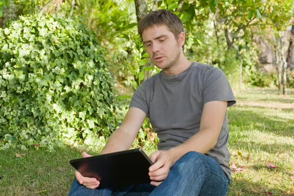 Gelegenheitsarbeiter, der mit einem Tablet-PC arbeitet, im Freien — Stockfoto