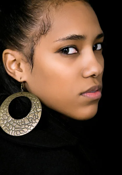Jonge mooie vrouw close-up portret, op zwarte achtergrond — Stockfoto