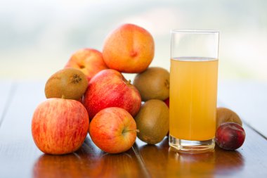 meyve ve meyve suyu açık ahşap bir masa üzerinde