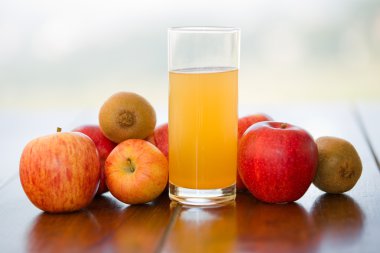 meyve ve meyve suyu açık ahşap bir masa üzerinde