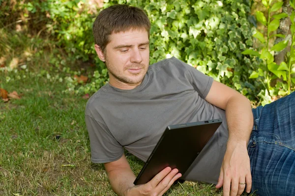 Gelegenheitsarbeiter, der mit einem Tablet-PC arbeitet, im Freien — Stockfoto