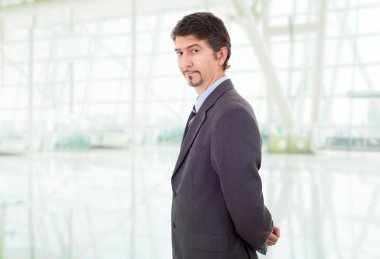 Ofisteki genç iş adamı portresi.