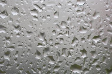 Bir yağmurlu günde cam yüzey su ile damla