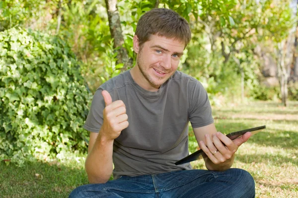 Příležitostné muž pracující s počítači tablet pc, venkovní — Stock fotografie