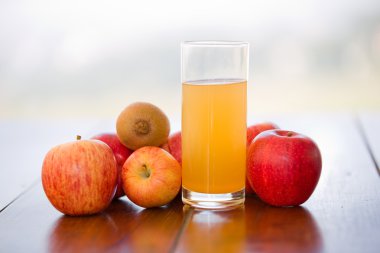 elma ve ahşap bir masa, açık suyu