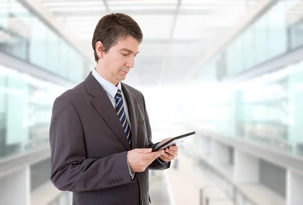 Geschäftsmann mit Touchpad des Tablet-PCs im Büro — Stockfoto