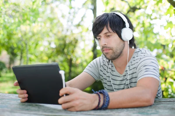 Uomo che lavora con tablet pc — Foto Stock