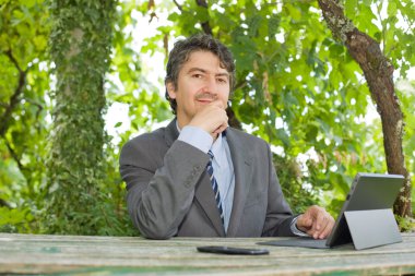 Dijital tablet, açık havada ile endişe iş adamı