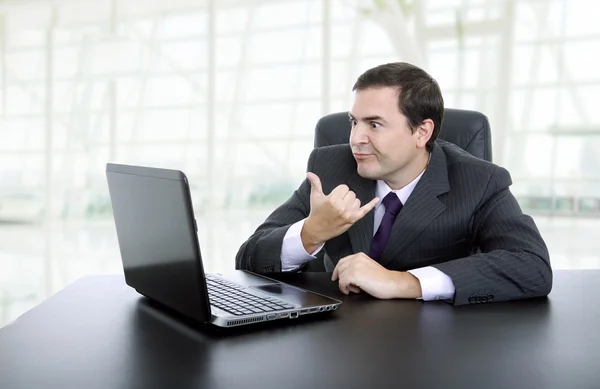 Hombre de negocios que trabaja con es portátil, en la oficina — Foto de Stock