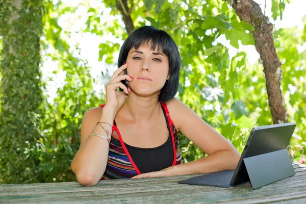 Mujer casual que trabaja con una tableta PC, al aire libre — Foto de Stock