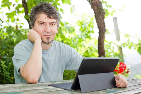 Young happy man with a tablet pc, outdoor — Stock Photo, Image