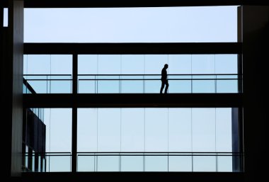 Modern ofis binası iç genç işadamı görünümünü siluet