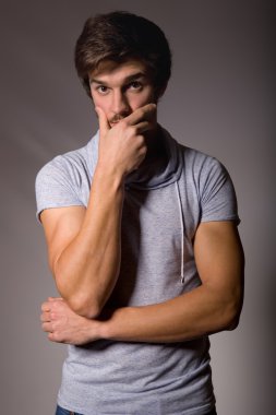 Yakışıklı bir gencin stüdyo portresi.