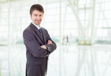 Ofisteki genç iş adamı portresi.