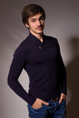 Yakışıklı bir gencin stüdyo portresi.