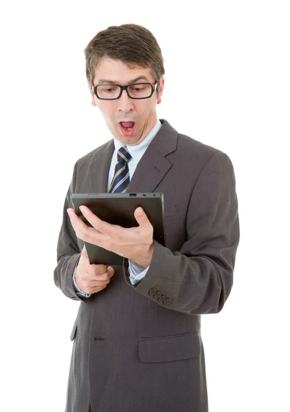 Zaskoczony biznesmen za pomocą panelu dotykowego komputera typu tablet, na białym tle — Zdjęcie stockowe