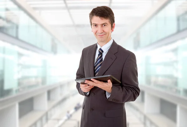 Geschäftsmann mit Touchpad des Tablet-PCs im Büro — Stockfoto