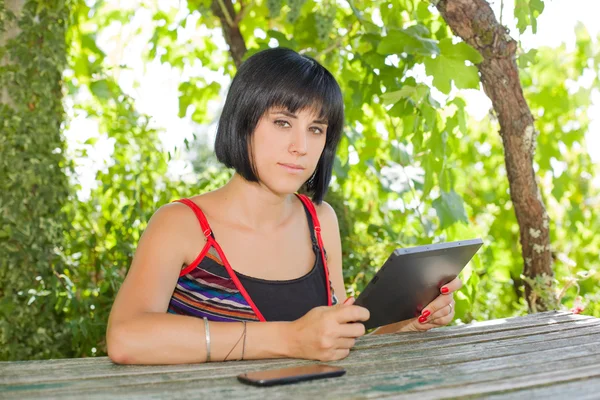 Příležitostné žena pracující s počítači tablet pc, venkovní — Stock fotografie