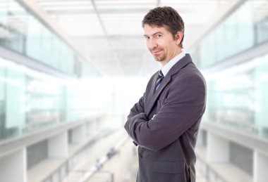 Ofisteki genç iş adamı portresi.