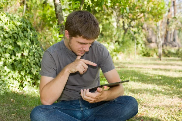 Gelegenheitsarbeiter, der mit einem Tablet-PC arbeitet, im Freien — Stockfoto