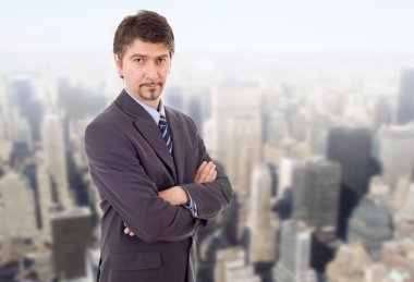 Ofisteki genç iş adamı portresi.