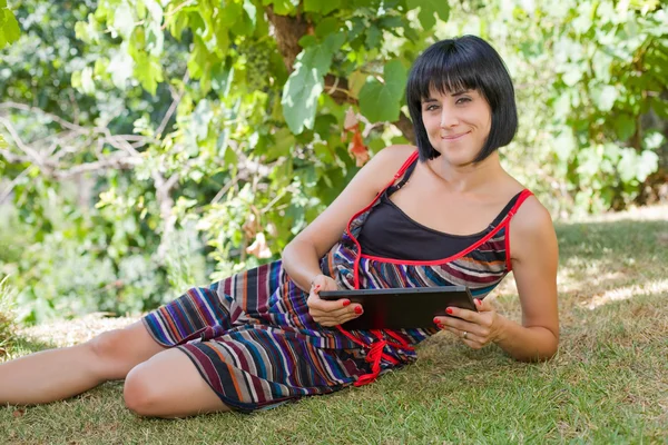 Casual woman working with a tablet pc, outdoor — Stock Photo, Image