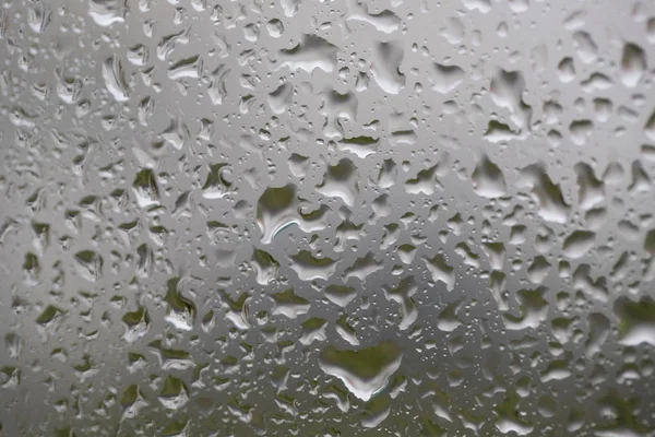 Povrch skla s vodou kapky v deštivý den — Stock fotografie