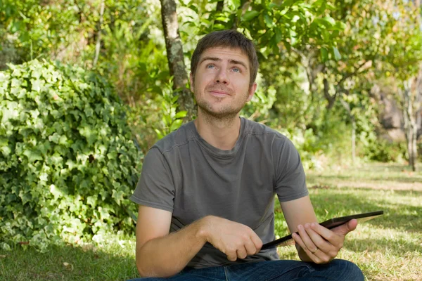 Gelegenheitsarbeiter, der mit einem Tablet-PC arbeitet, im Freien — Stockfoto