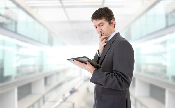Hombre de negocios que usa la almohadilla táctil de la tableta PC, en la oficina — Foto de Stock
