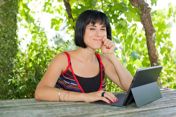 Donna casual che lavora con un tablet pc, all'aperto — Foto Stock