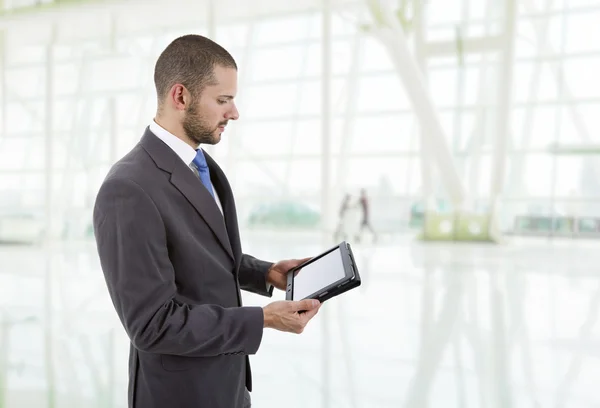 Affärsman med pekplatta av tablet pc, på kontoret — Stockfoto